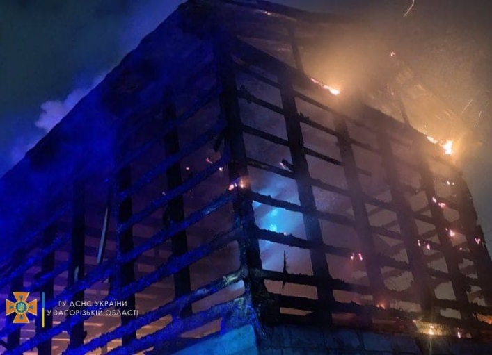 В Запорожье тушили масштабный пожар - сгорела крыша частного дома (фото)